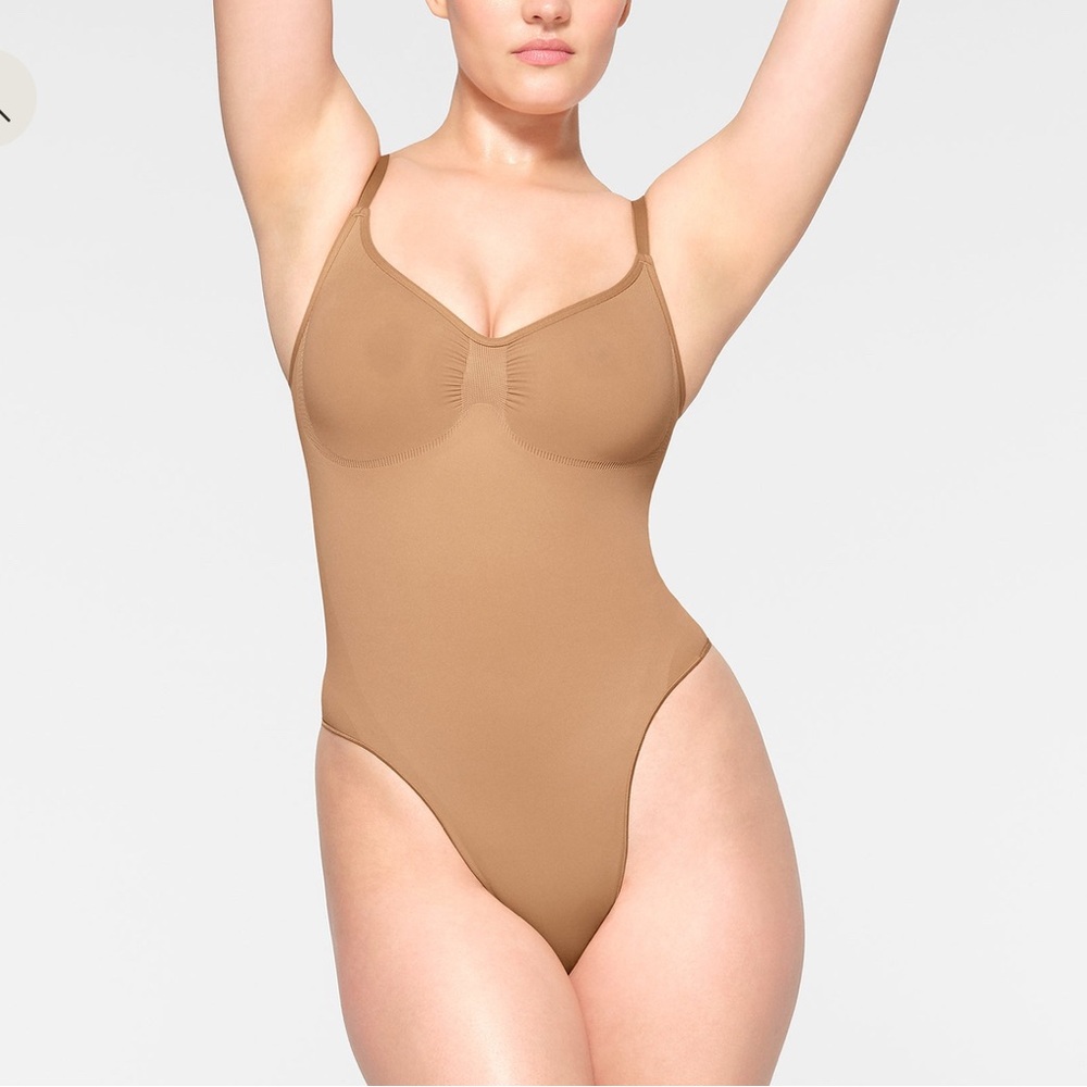 BNWT SKIMS seamless sculpt thong bodysuit